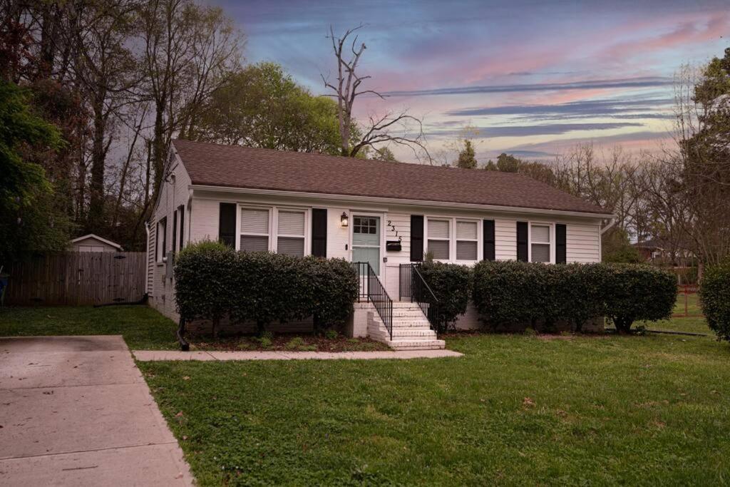 Cozy 3 Bedroom Cottage With Huge Fenced-In Yard Raleigh Exteriér fotografie